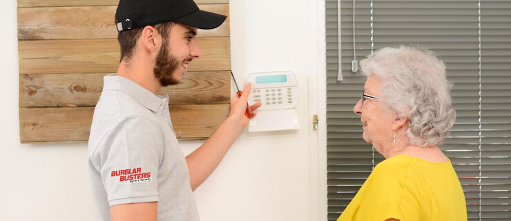 24/7 alarm monitoring service control room